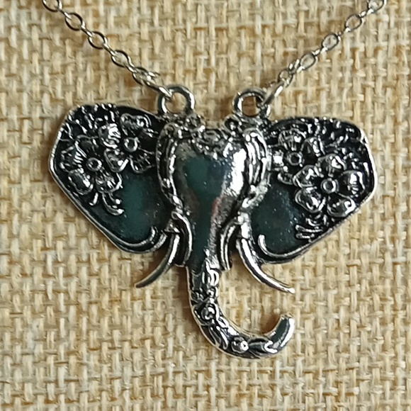 Jewelry - 🆕 Silver Elephant Oneida Necklace